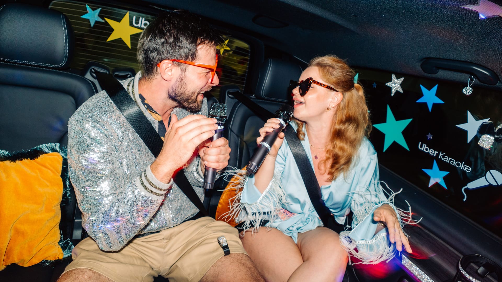 Fahrgäste im "Karaoke-Van" von Uber: Den Service gibt es passend zu den Hamburg-Konzerten von Taylor Swift.