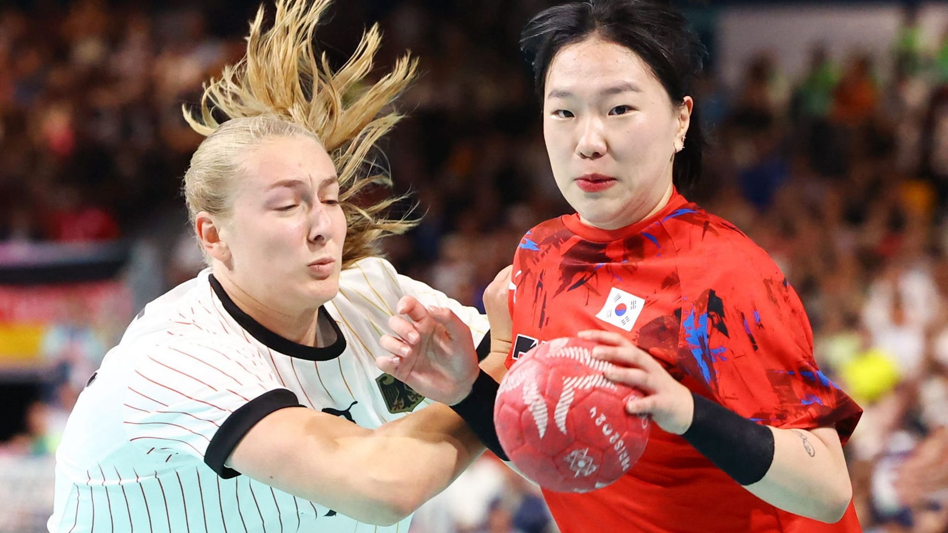 Die deutsche Handballerin Viola Leuchter (l.) versucht Kyungmin Kang aufzuhalten: Beim ZDF-Livestream verpassten Fans das Ende des Spiels.