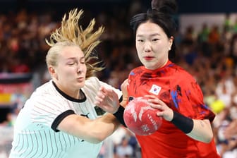 Die deutsche Handballerin Viola Leuchter (l.) versucht Kyungmin Kang aufzuhalten: Beim ZDF-Livestream verpassten Fans das Ende des Spiels.