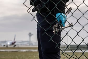 Klimaprotest am Flughafen Berlin Brandenburg