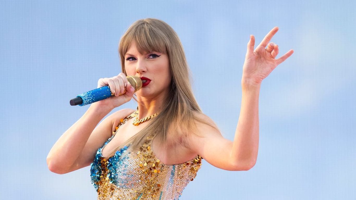 27. Juli, München: Die US-amerikanische Popsängerin Taylor Swift steht während eines Konzerts im Rahmen ihrer "Eras Tour" im Olympiastadion auf der Bühne.