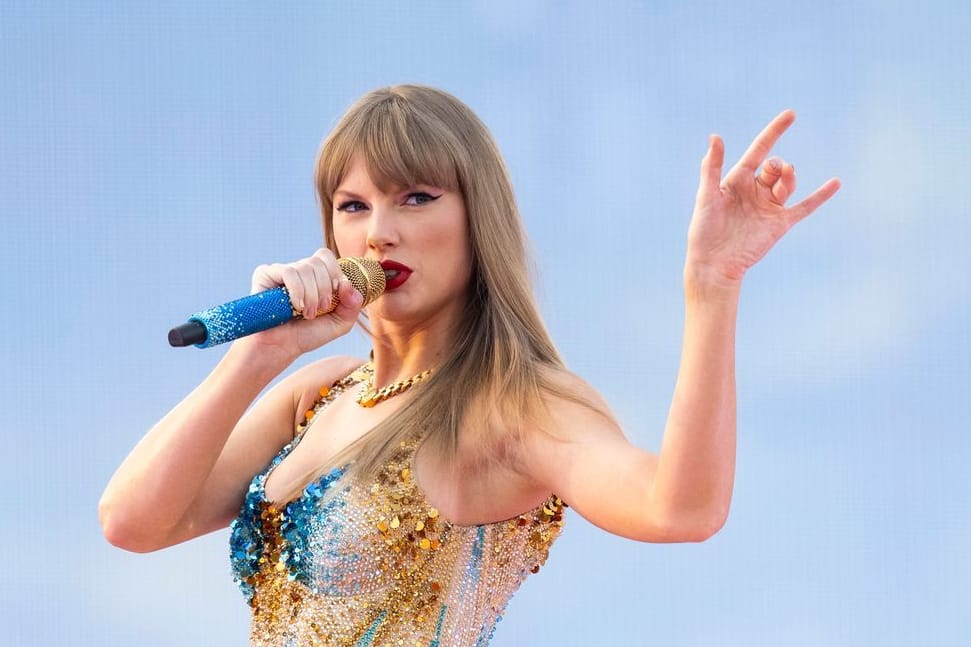 27. Juli, München: Die US-amerikanische Popsängerin Taylor Swift steht während eines Konzerts im Rahmen ihrer "Eras Tour" im Olympiastadion auf der Bühne.