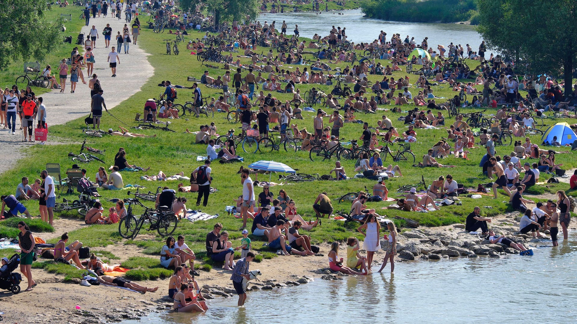 Gewohnter Anblick im Sommer an der Isar (Archivbild): An der Reichenbachbrücke ist das Baden an der östlichen Seite erlaubt.