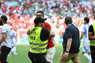 Chaotische Zustände in St. Etienne: Nach dem vermeintlichen 2:2 stürmten zahlreiche Fans den Platz.