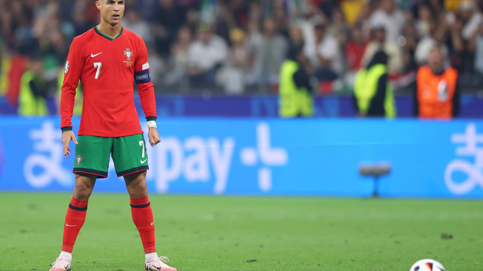 Wie ein Revolverheld: Cristiano Ronaldo bei einem seiner nicht besonders gefürchteten Freistöße.