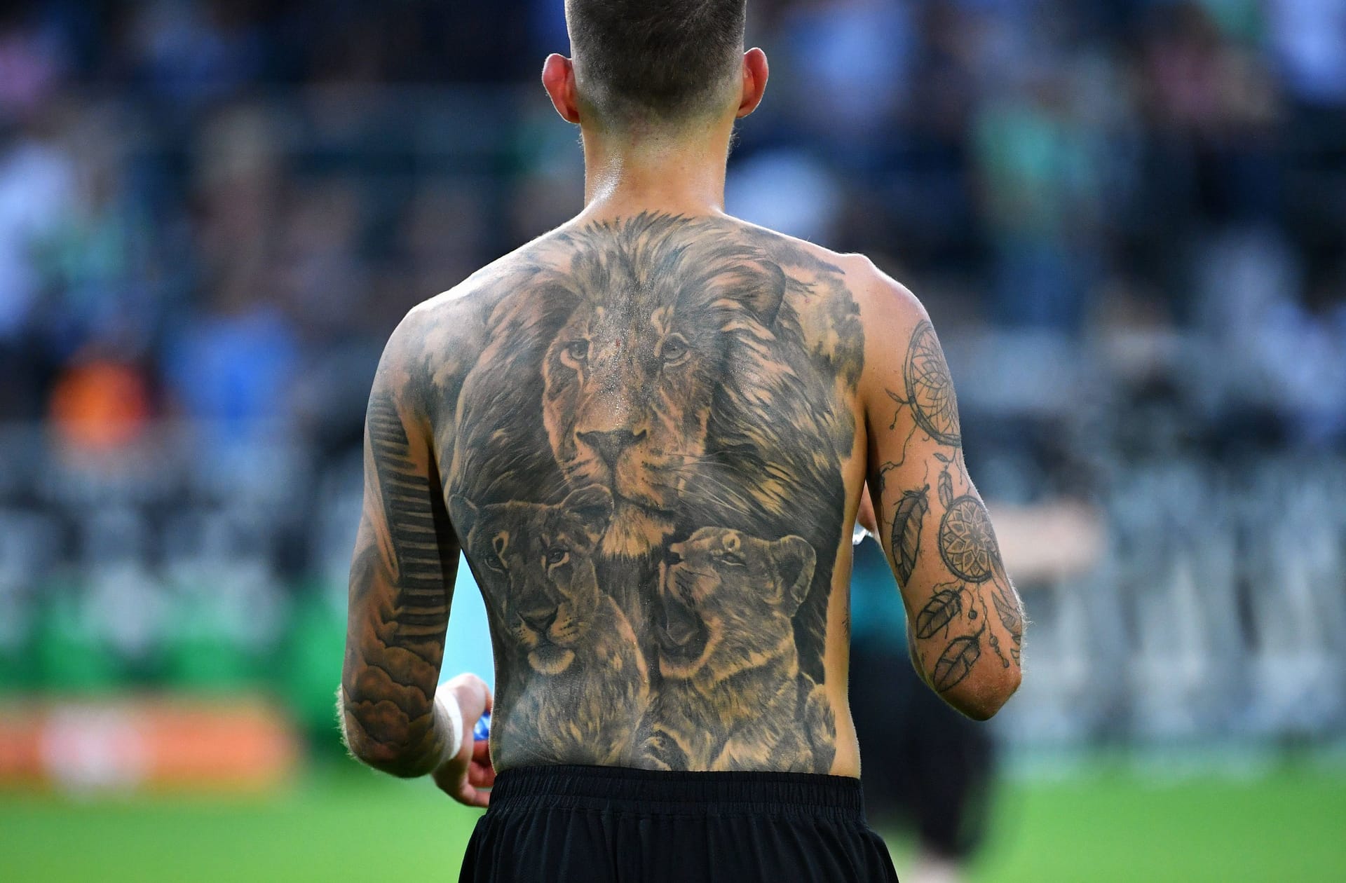 Robert Andrichs Rücken zieren zahlreiche Tattoos.