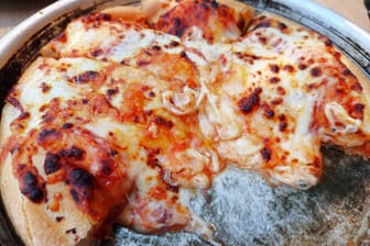 Amerikanische Pizza auf einem Teller (Symbolfoto): Eine Bremer Pizza-Filiale fällt mit ihrem Mäuseproblem bei Prüfern durch.