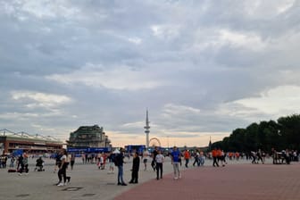 Die Fanzone am Heiligengeistfeld leerte sich am Abend schnell. Die Fans zogen in Bars weiter.