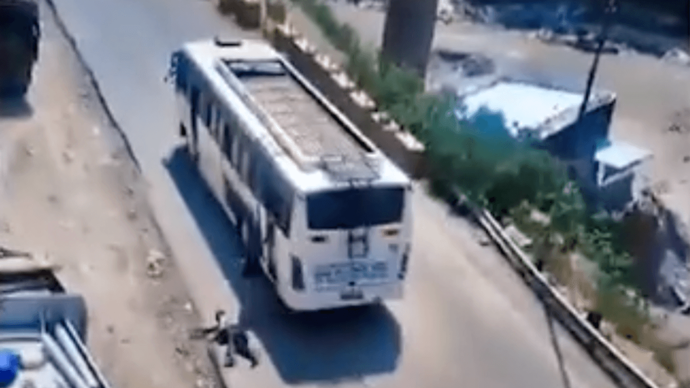 Mann springt aus fahrendem Bus.