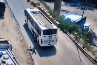 Mann springt aus fahrendem Bus.