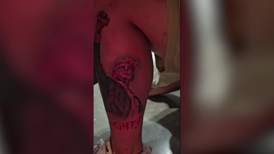 Trump-Fans im ganzen Land lassen sich die Faust als Tattoo stechen.