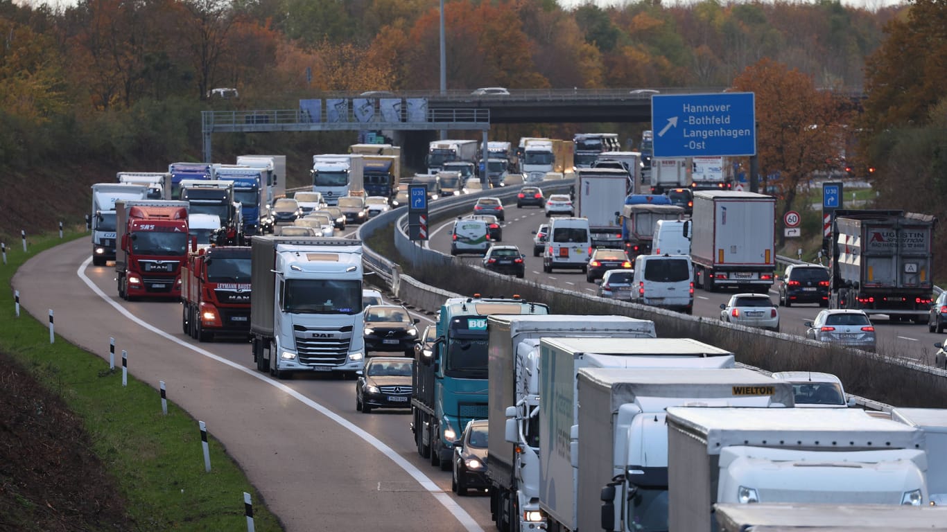 Stau auf der A2 (Archivbild): Der Ferienverkehr sorgte am Freitag für langen Stillstand in der Region Hannover.