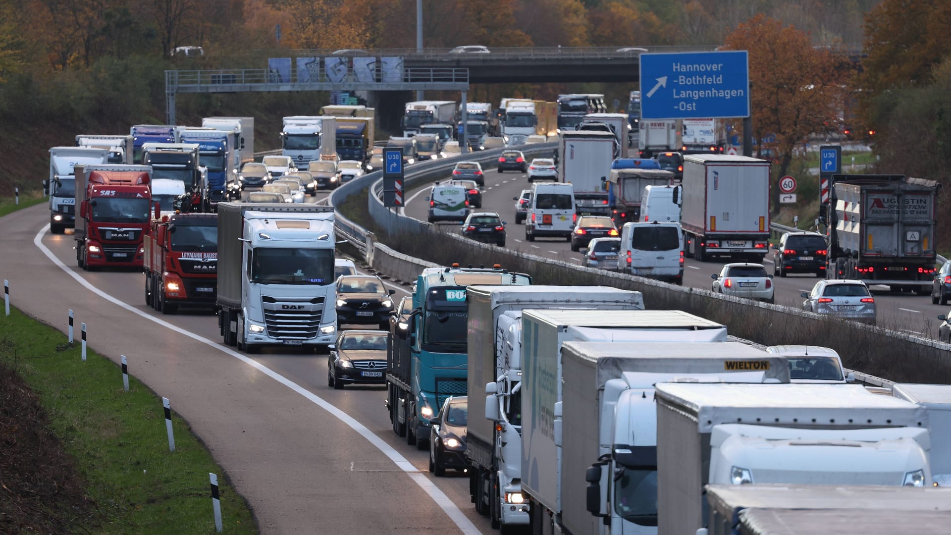 Stau auf der A2 (Archivbild): Der Ferienverkehr sorgte am Freitag für langen Stillstand in der Region Hannover.