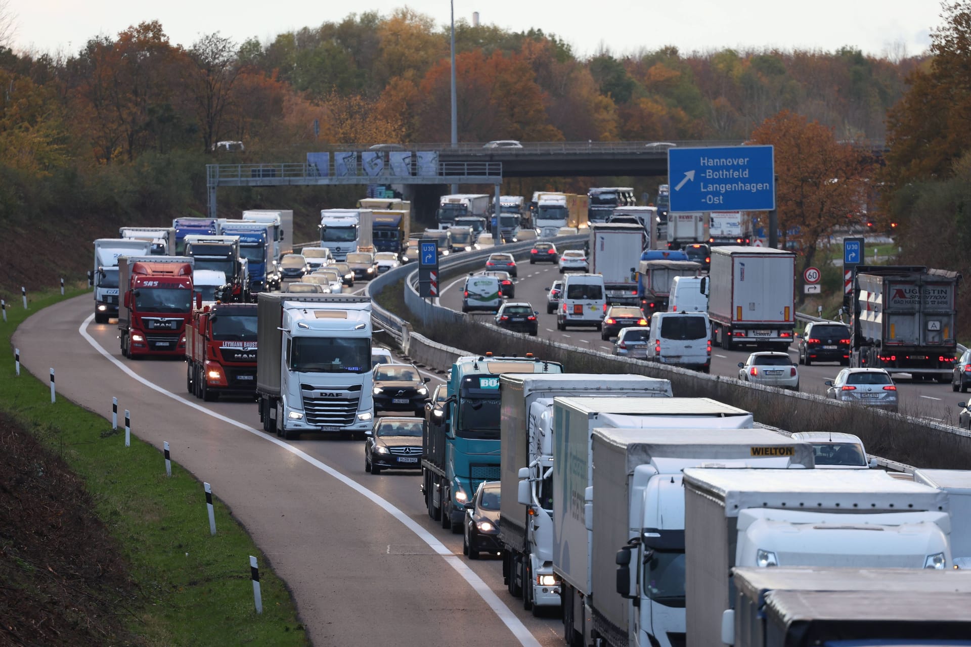 Stau auf der A2 (Archivbild): Der Ferienverkehr sorgte am Freitag für langen Stillstand in der Region Hannover.