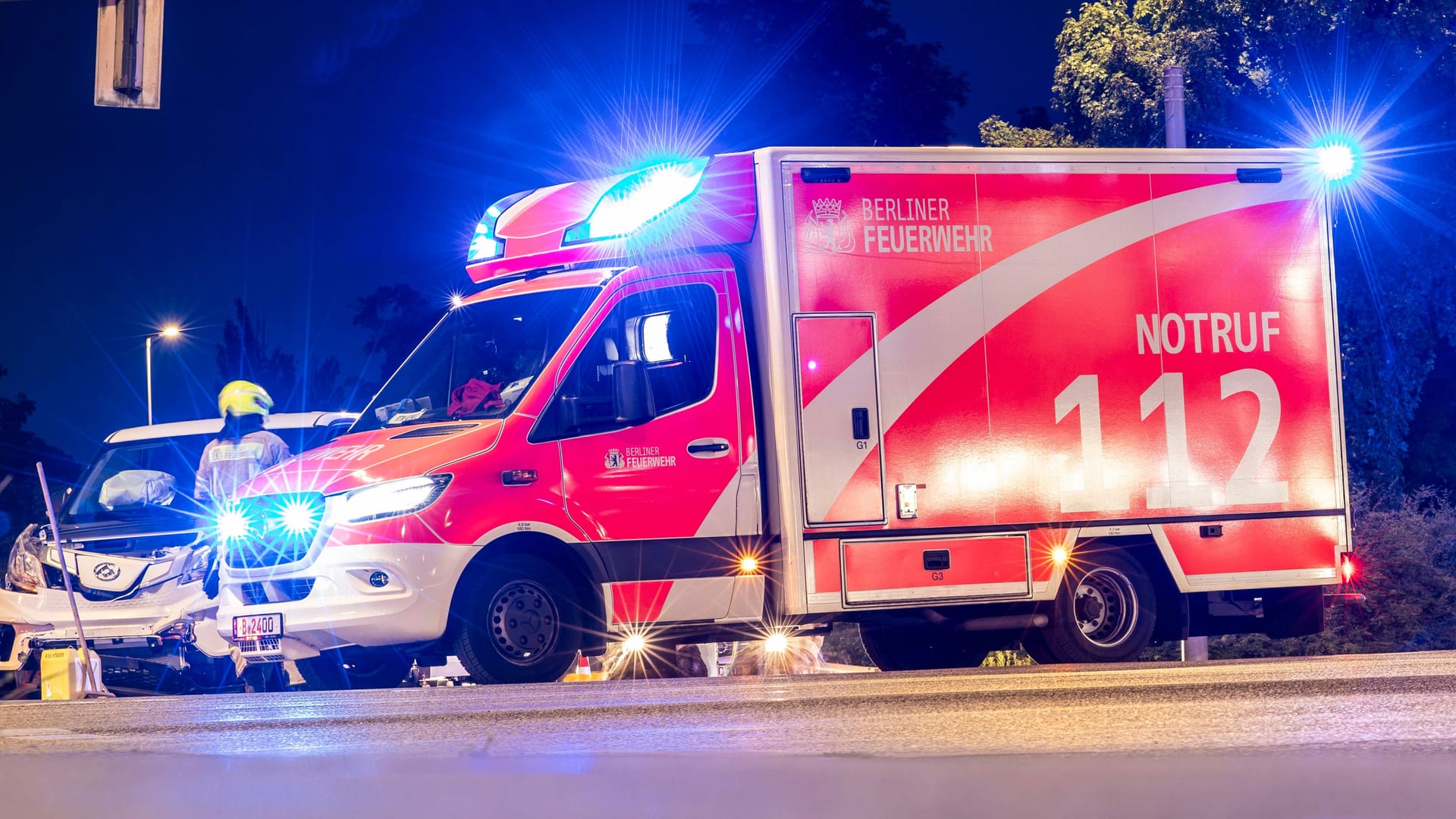 Rettungswagen in Berlin (Symbolfoto): Vier Männer mussten ins Krankenhaus gebracht werden.