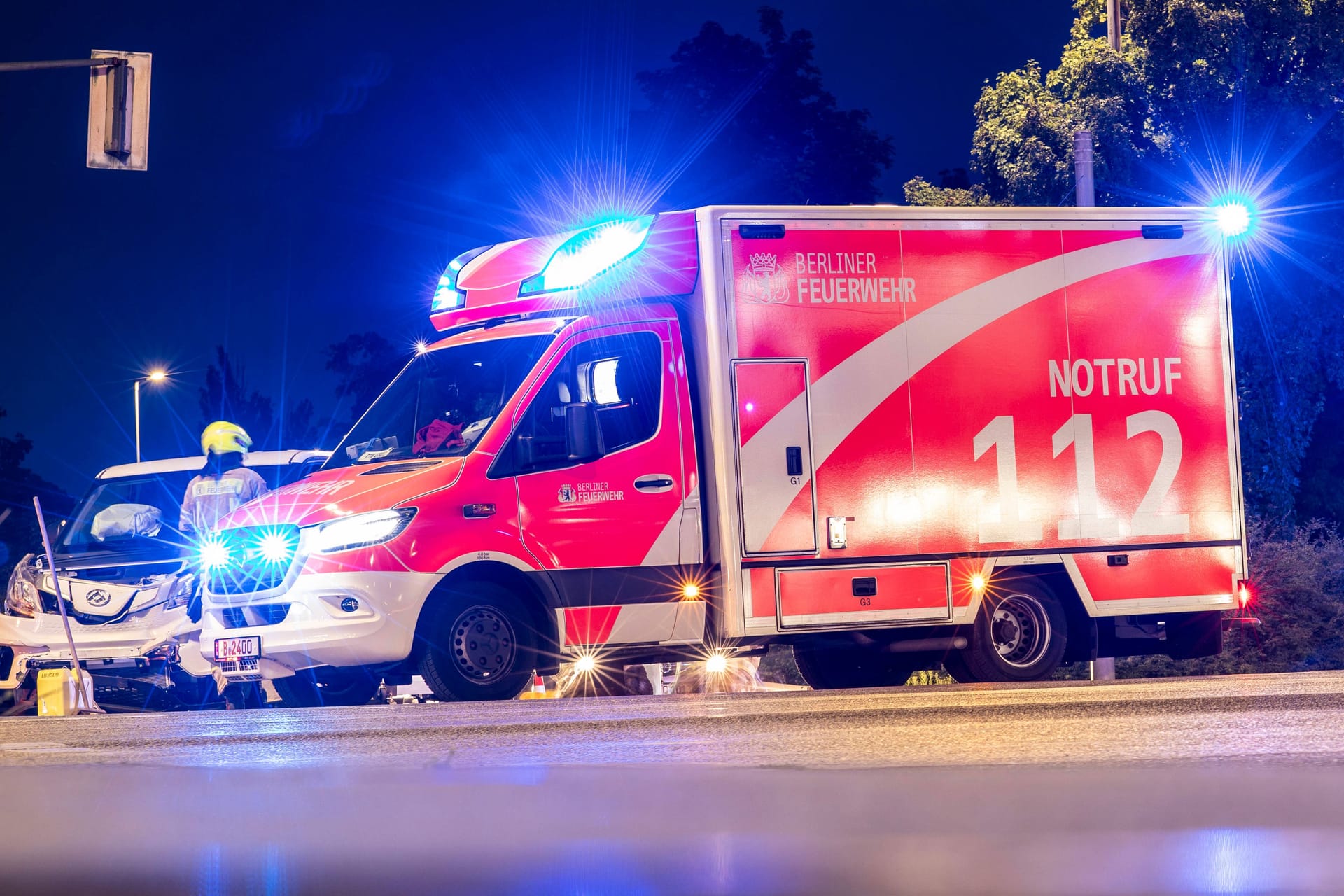 Rettungswagen in Berlin (Symbolfoto): Vier Männer mussten ins Krankenhaus gebracht werden.