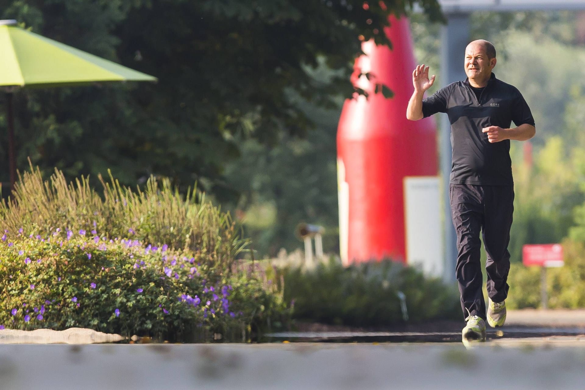 "Ein Gesunder Geist ruht in einem gesunden Körper" – Das weiß auch Bundeskanzler Olaf Scholz und hält sich gerne per Jogging fit.