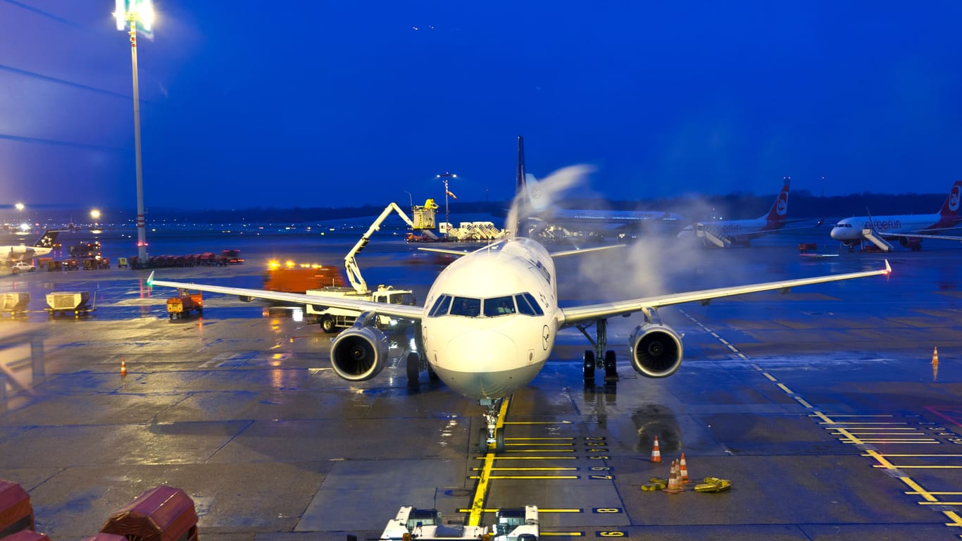 Eine Lufthansa-Maschine vor dem Abflug (Symbolbild): Während der EM hat es in Hamburg zahlreiche Nacht- und Sonderflüge gegeben.