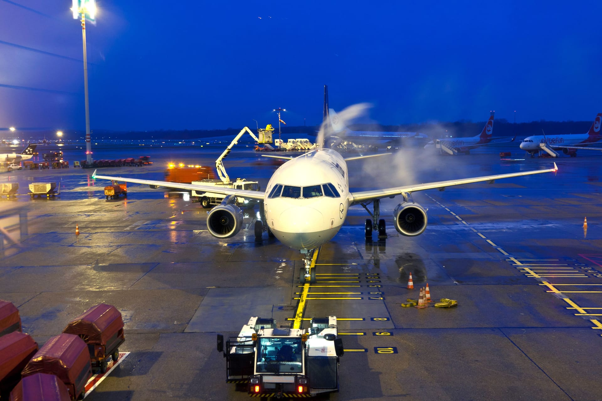 Eine Lufthansa-Maschine vor dem Abflug (Symbolbild): Während der EM hat es in Hamburg zahlreiche Nacht- und Sonderflüge gegeben.