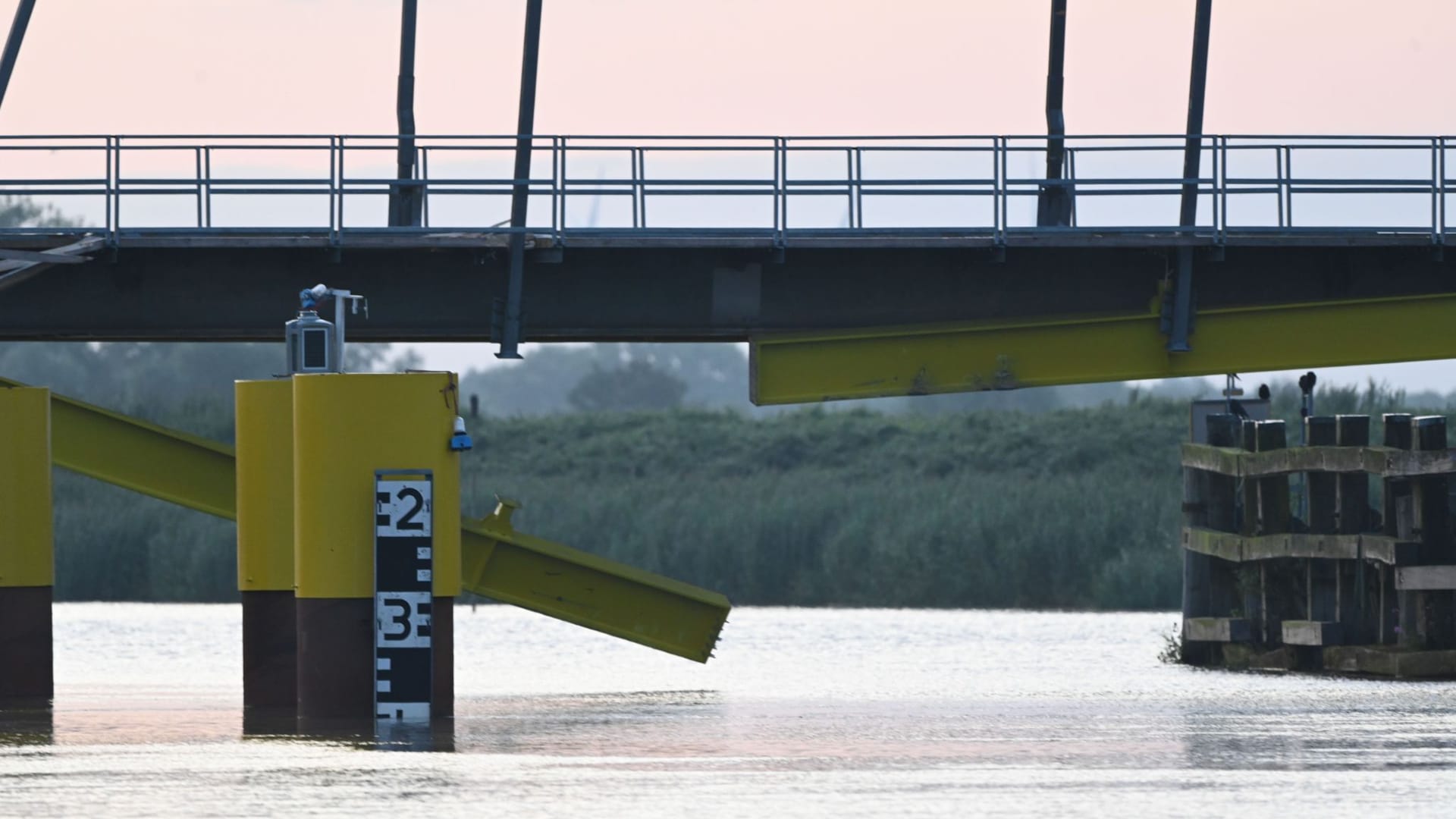 Die Schäden an der Brücke sind deutlich sichtbar, der Bahnverkehr "bis auf Weiteres" eingestellt.