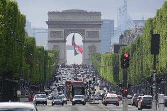 Avenue des Champs Élysées mit Blick auf den Triumphbogen