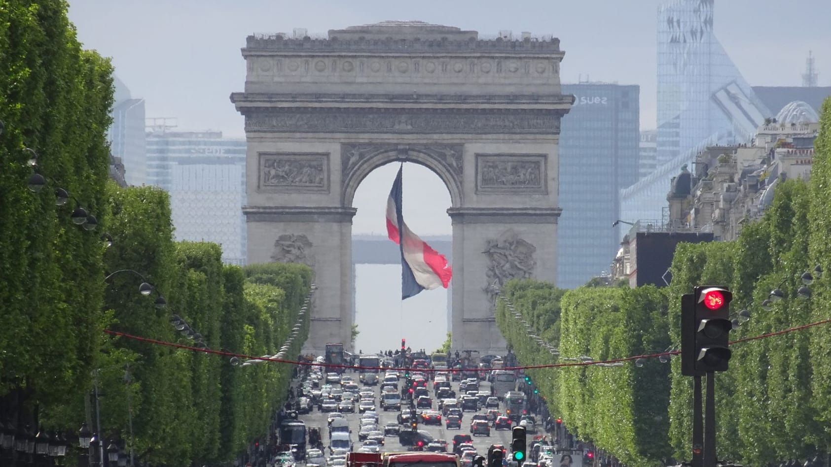 Avenue des Champs Élysées mit Blick auf den Triumphbogen