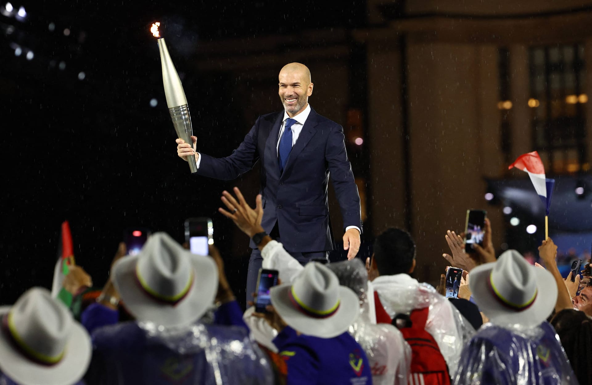 Zinédine Zidane mit der Olympischen Fackel. Der Ex-Fußballer wurde unter tosendem Beifall empfangen.