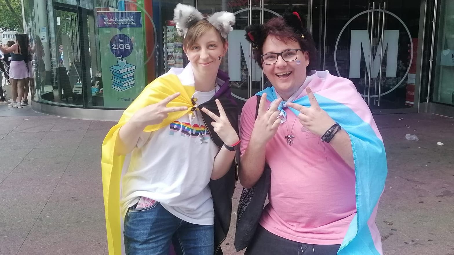 Mit Katzenohren beim CSD: Luna und Jonaa.