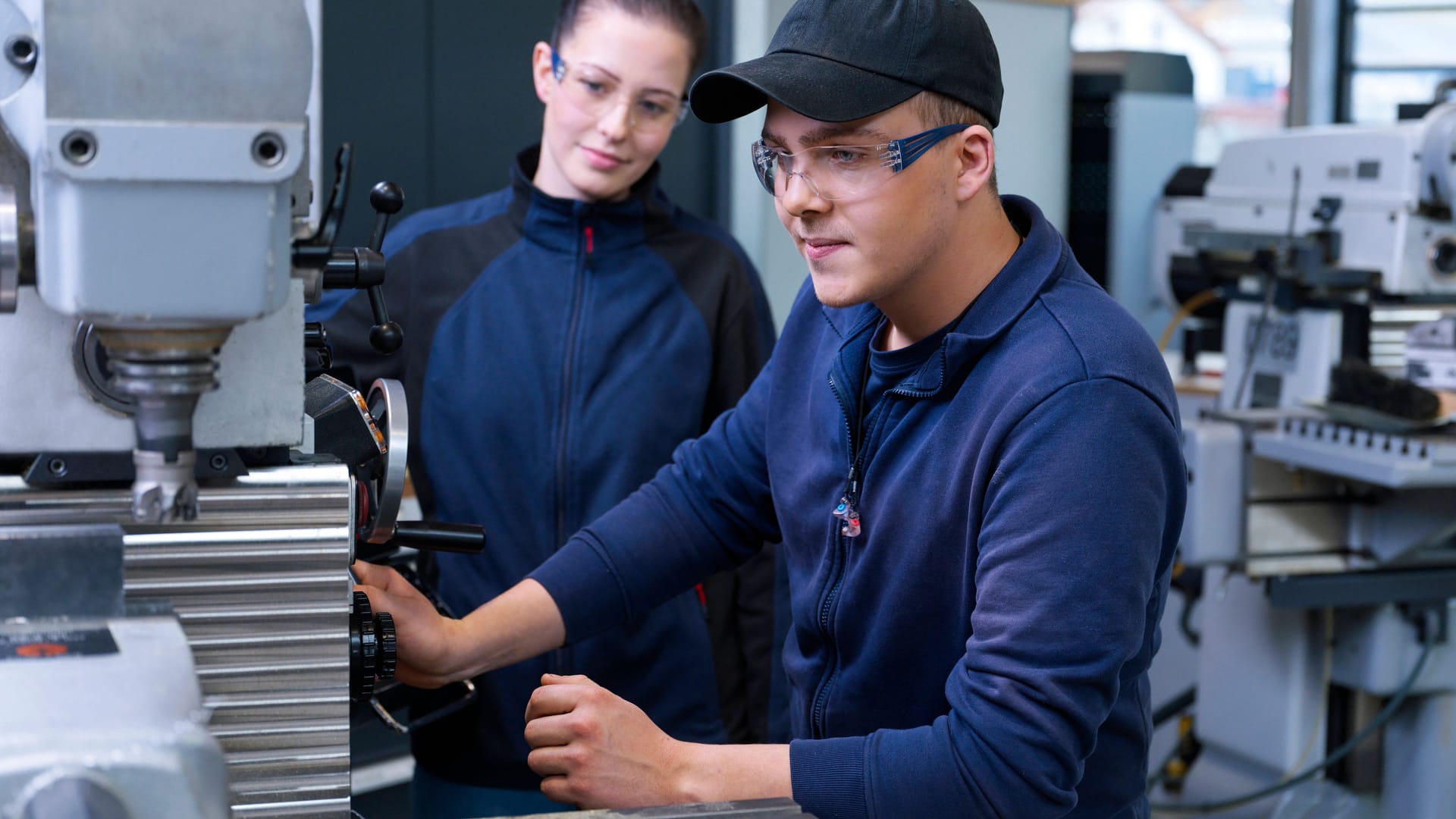 Auszubildende bei der Arbeit: Die Ausbildungsgarantie umfasst auch berufliche Orientierung und Beratung.