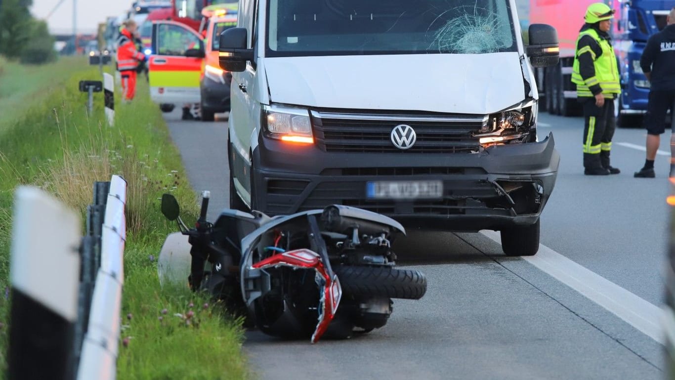 Motorrad liegt vor Lieferwagen: Ein Mann ist bei Schenefeld ums Leben gekommen.