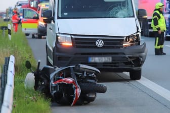 Motorrad liegt vor Lieferwagen: Ein Mann ist bei Schenefeld ums Leben gekommen.