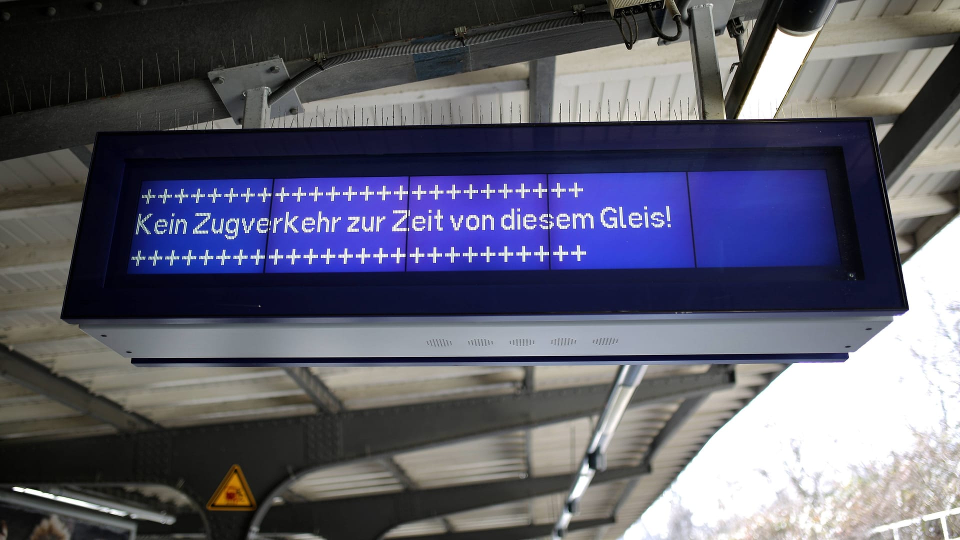 08.03.2015,Berlin,Deutschland,GER,Anzeigetafel auf dem S-Bahnhof Westkreuz,Kein Zugverkehr zur Zeit von diesem Gleis.