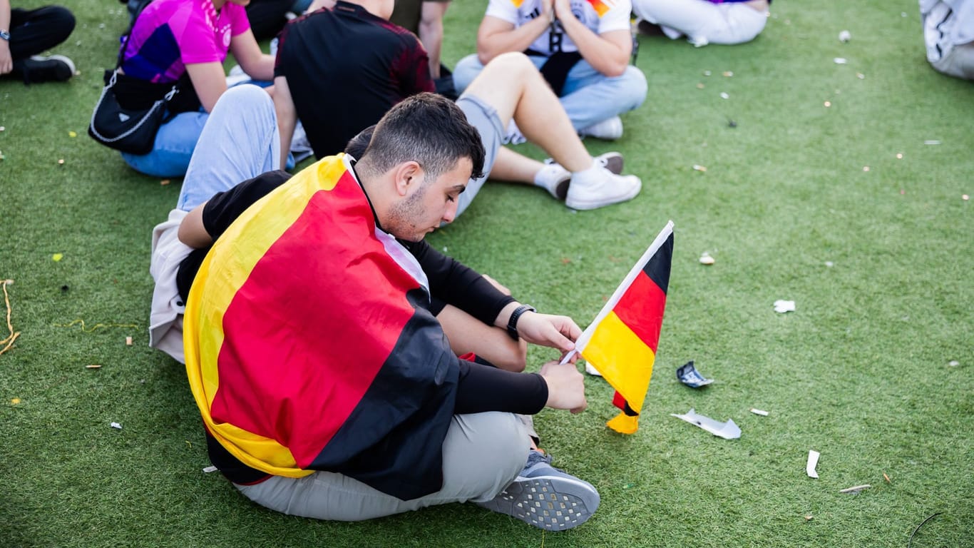 Enttäuschte Deutschland-Fans: Sie trauern nach Niederlage gegen Spanien.