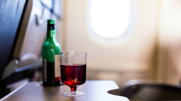 Wein zur Beruhigung: Forscher raten von alkoholischen Getränken im Flugzeug ab.