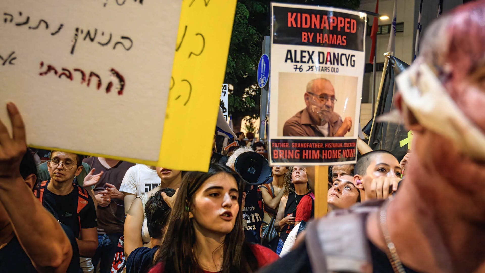 Demonstranten halten ein Plakat mit einem Foto des Historikers Alex Dancyg hoch (Archivbild): Wenige Tage nach der Aufnahme des Fotos wurde Dancyg für tot erklärt.