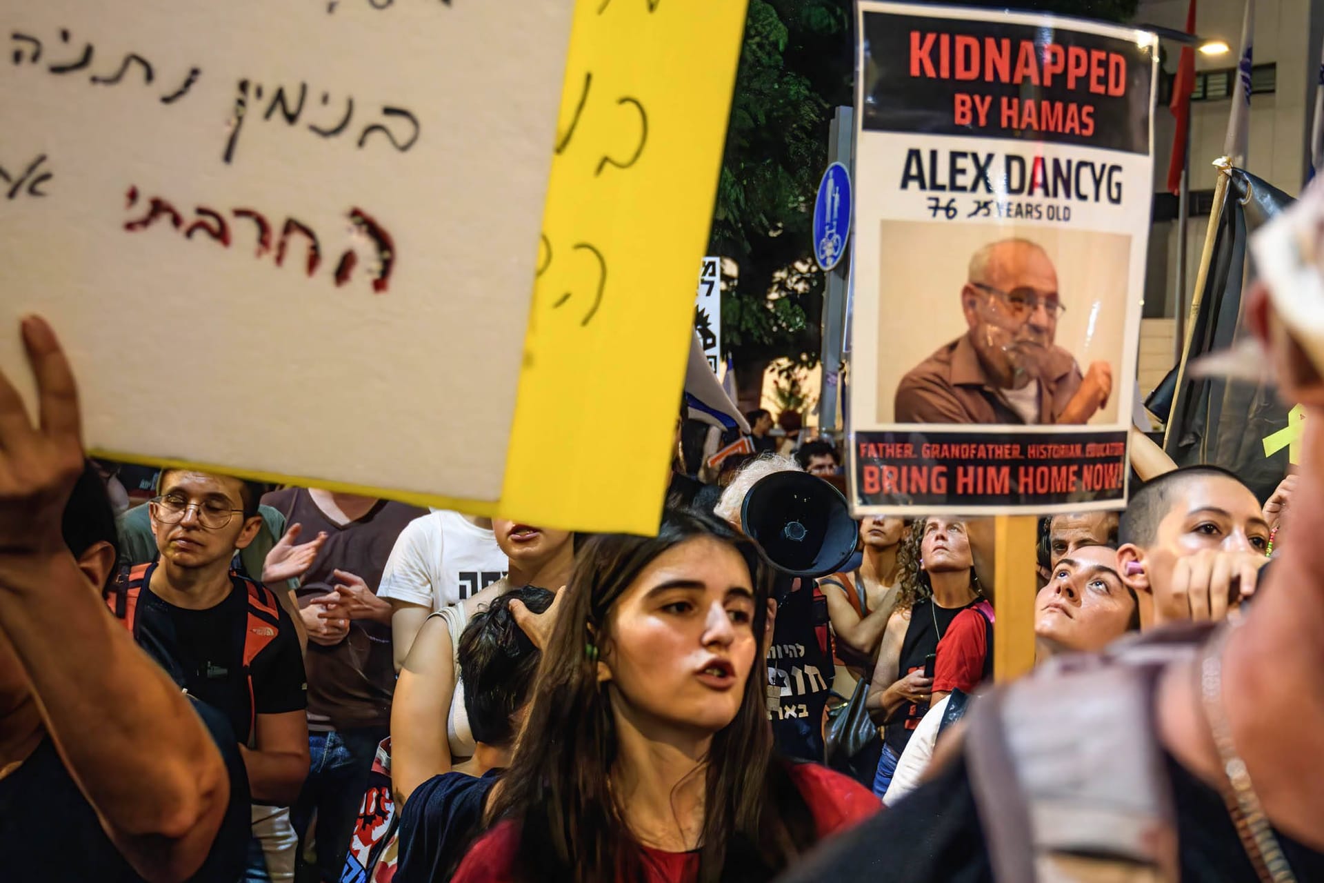 Demonstranten halten ein Plakat mit einem Foto des Historikers Alex Dancyg hoch (Archivbild): Wenige Tage nach der Aufnahme des Fotos wurde Dancyg für tot erklärt.