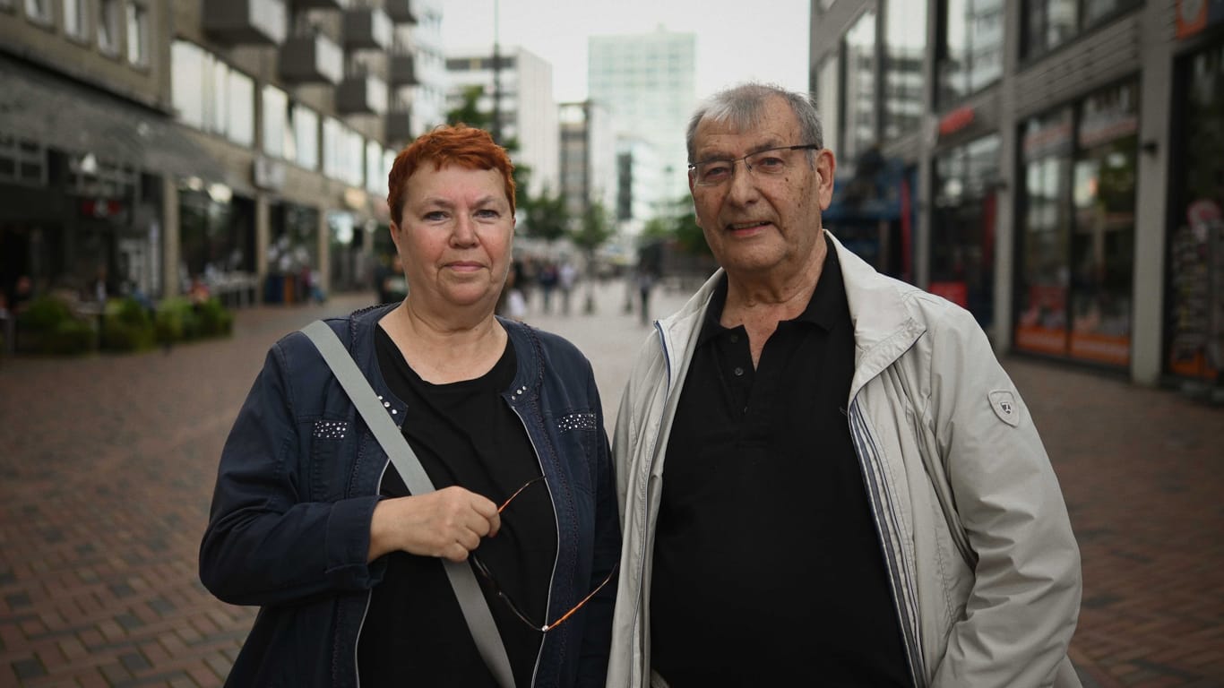 Cornelia und Klaus Karsten kaufen Lebensmittel gezielt im Angebot.