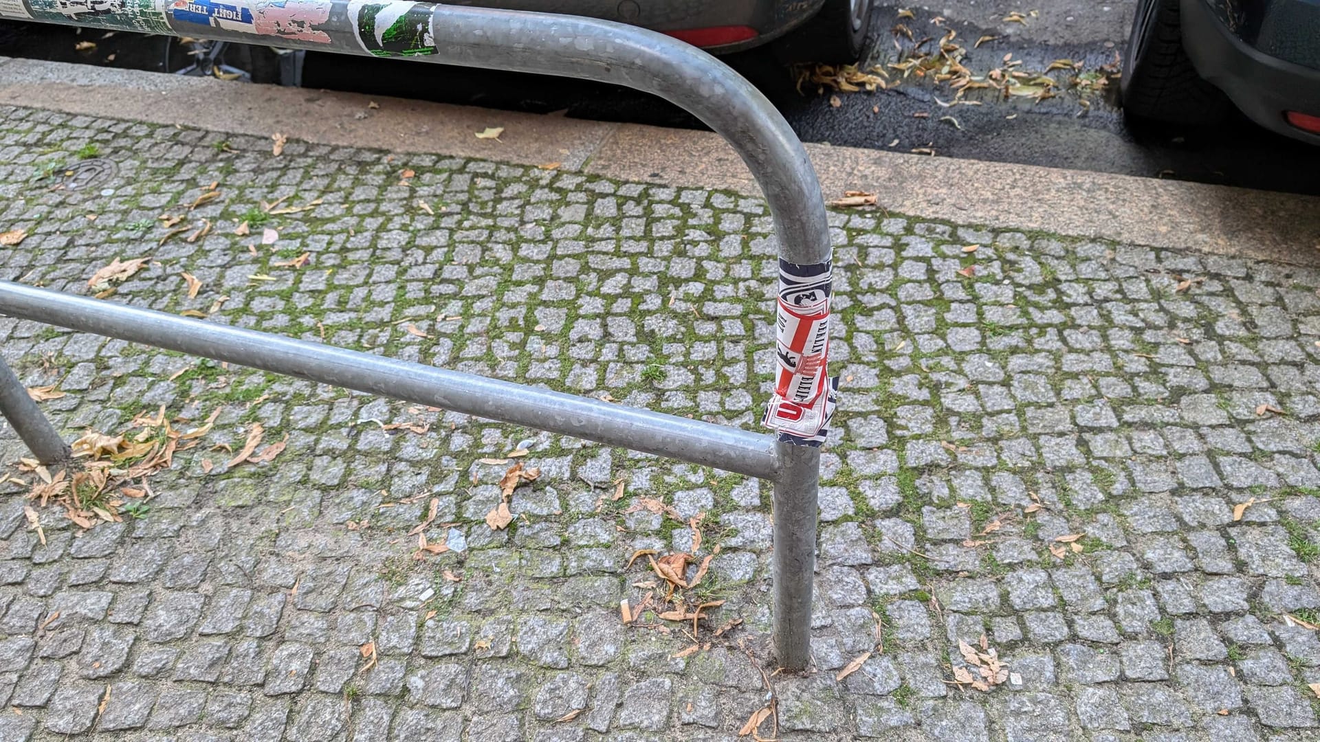 Auffällig: Ist der Fahrradbügel so beklebt, sollten Sie genauer hinschauen.