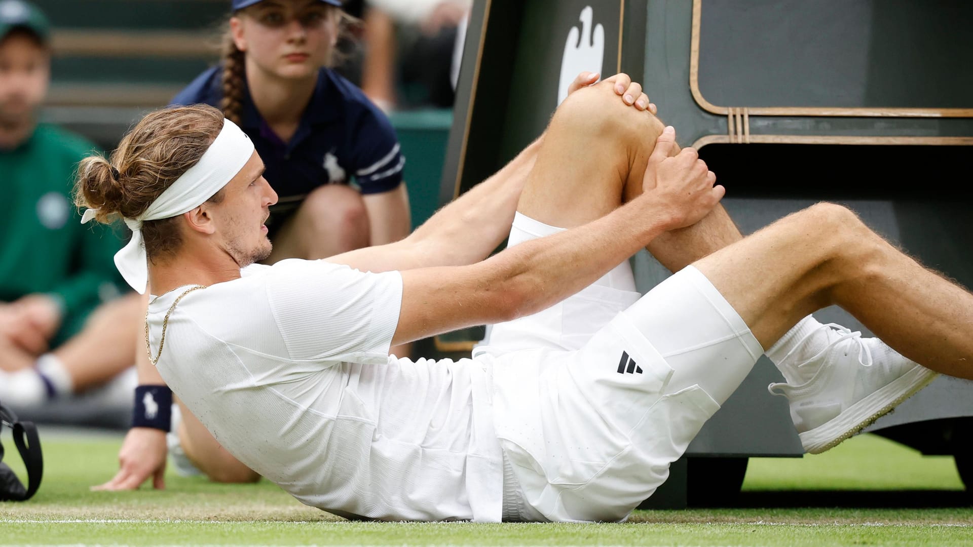 Alexander Zverev hält sich das Knie: Bei einem Sturz hatte sich der Deutsche wehgetan.