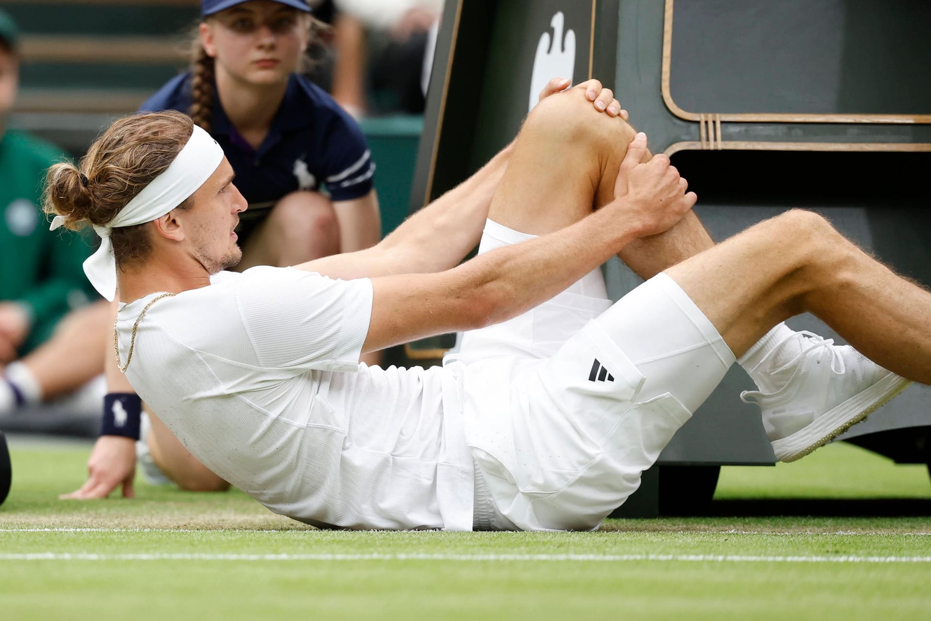 Alexander Zverev hält sich das Knie: Bei einem Sturz hatte sich der Deutsche wehgetan.