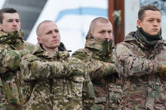 Ukrainische Soldaten in Kiew: Russische Quellen hatten zuletzt von Truppenansammlungen an der ukrainischen Grenze zu Belarus gesprochen.