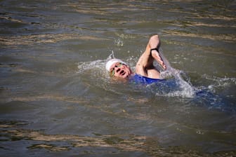 Ein Mann schwimmt in der Seine: Die Pariser Bürgermeisterin Anne Hidalgo hatte zuvor selbst beweisen wollen, dass die Seine sauber genug zum Schwimmen ist.