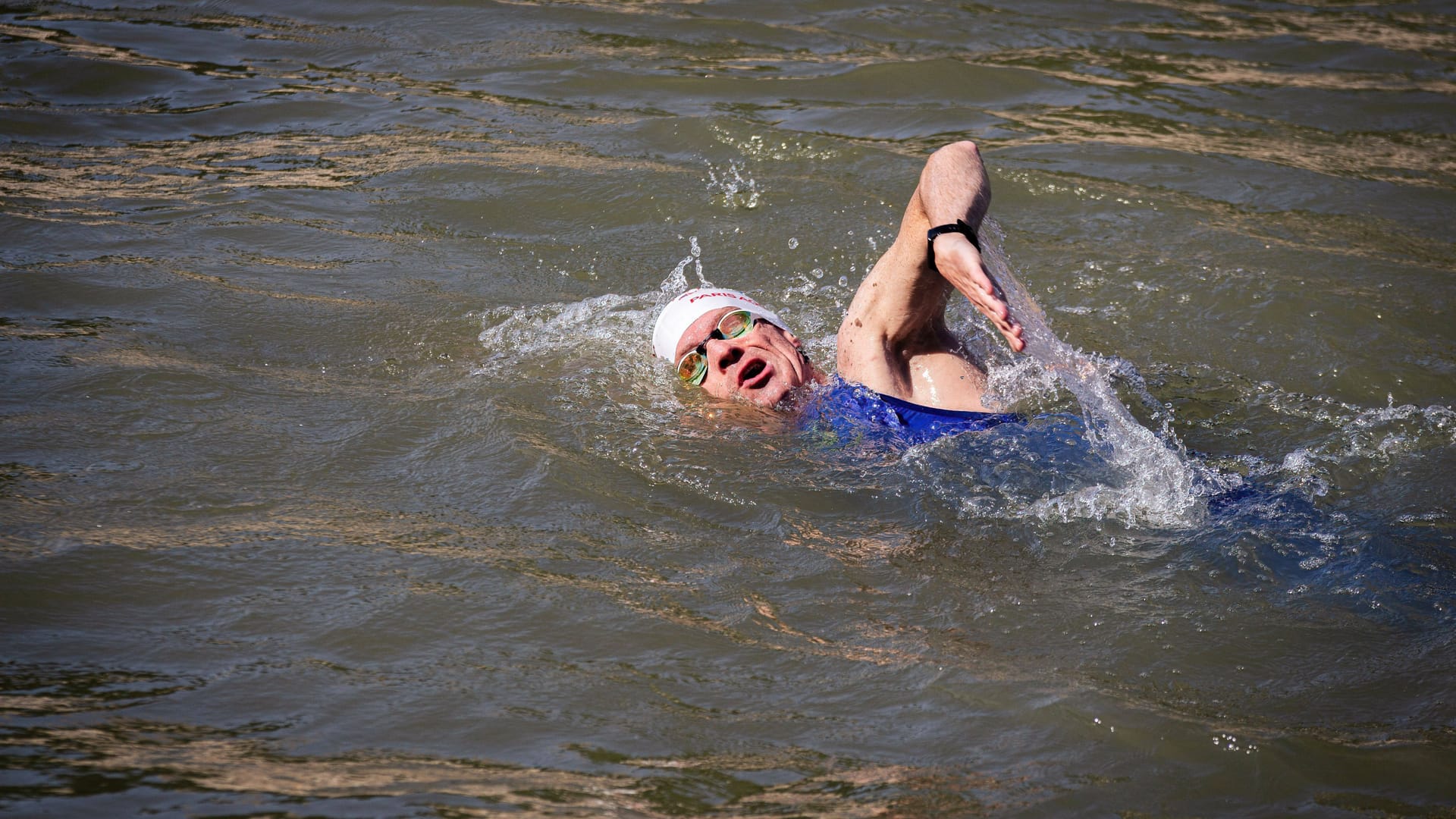 Ein Mann schwimmt in der Seine: Die Pariser Bürgermeisterin Anne Hidalgo hatte zuvor selbst beweisen wollen, dass die Seine sauber genug zum Schwimmen ist.