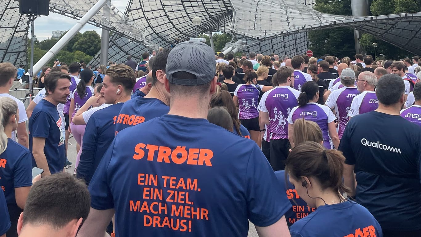 Viel Trubel: Im Starterbereich des B2Run im Olympiapark gab es ordentlich Getümmel. Später mussten die Läufer hier eine knappe Stunde ausharren.