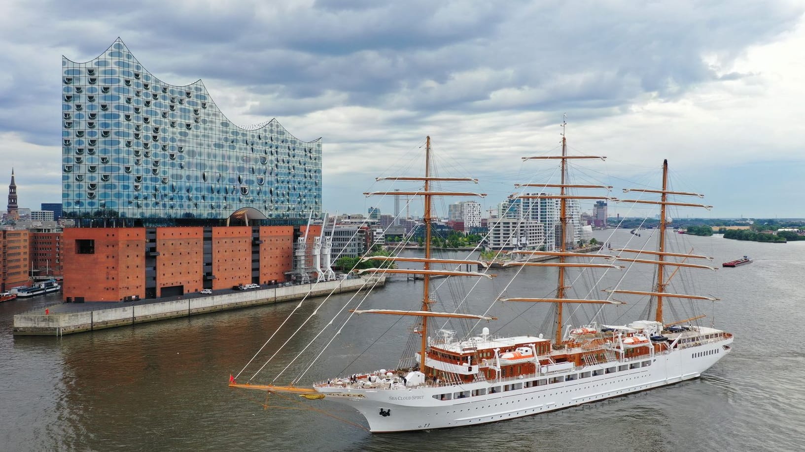 Weltgrößtes Segel-Kreuzfahrtschiff "Sea Cloud Spirit" macht in Hamburg fest: Sie ist am Morgen in den Hafen eingelaufen, hat vor der Elbphilharmonie gedreht und hat anschließend an den Überseebrücken festgemacht.