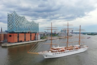 Weltgrößtes Segel-Kreuzfahrtschiff "Sea Cloud Spirit" macht in Hamburg fest: Sie ist am Morgen in den Hafen eingelaufen, hat vor der Elbphilharmonie gedreht und hat anschließend an den Überseebrücken festgemacht.
