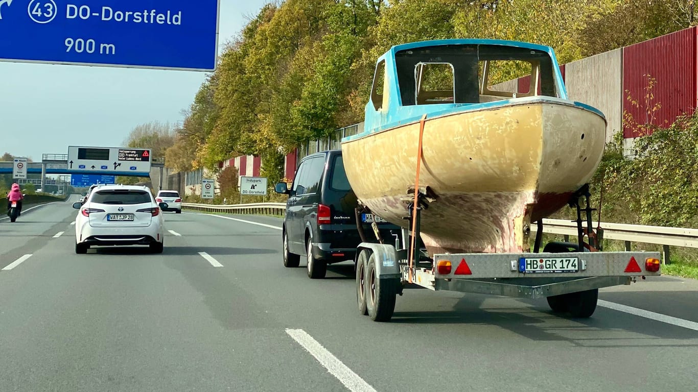 Nur gut verzurrt: Der Transport eines Bootes benötigt ein wenig Vorbereitung.