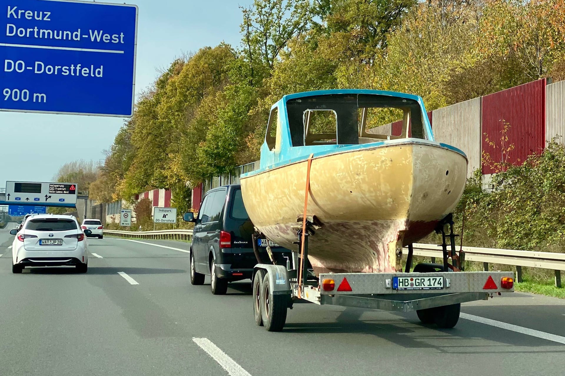 Nur gut verzurrt: Der Transport eines Bootes benötigt ein wenig Vorbereitung.