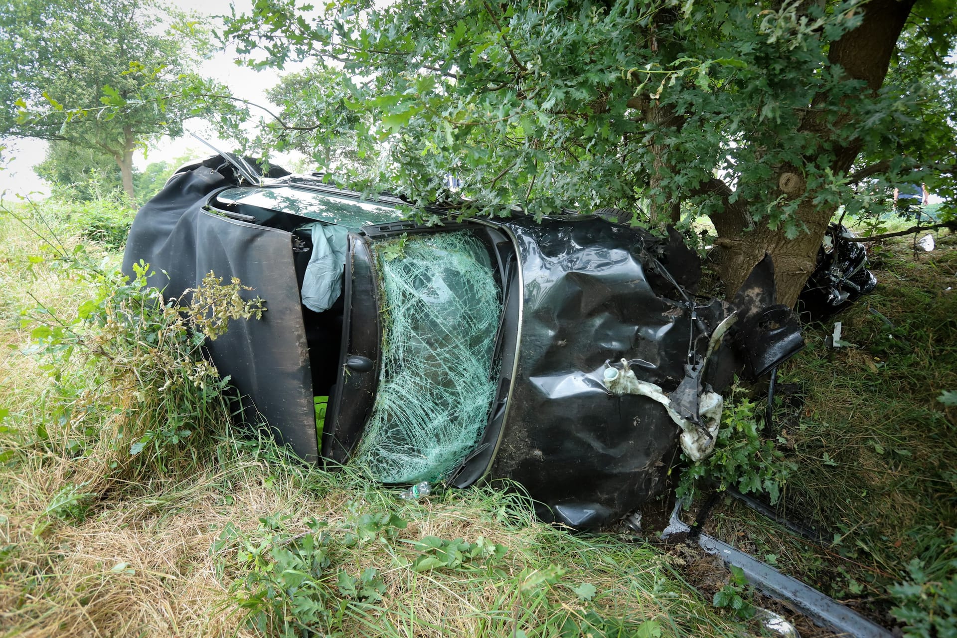 Bei dem Unfall wurden zwei Menschen verletzt.