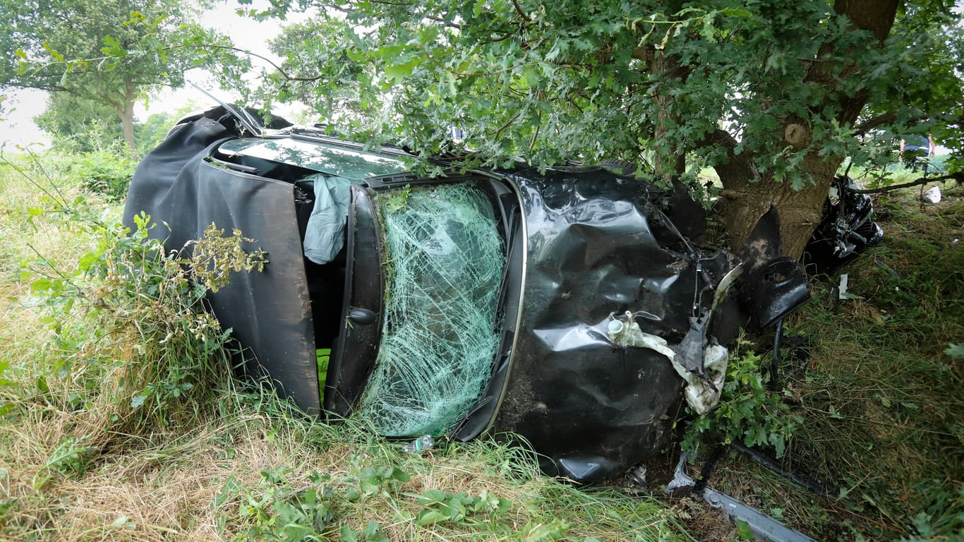 Bei dem Unfall wurden zwei Menschen verletzt.